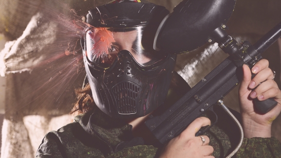 „Az élet tulajdonképpen olyan, mint a paintball: váratlanul lő pofon” – hallássérültként a csatasorban
