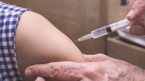 Para a HPV-oltás körül – A gyógyszerlobbi vagy más áll a háttérben?