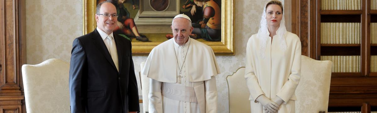 Ezért viselt fehéret a pápa előtt Charlene monacói hercegné