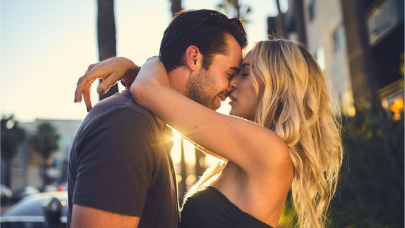 A csók pszichológiája – Vajon miért nem az orrunkkal csókolózunk?