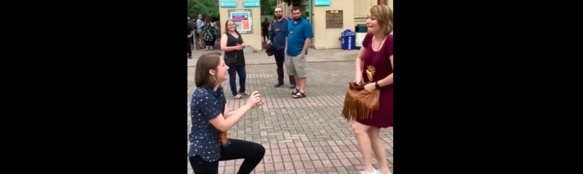 A leszbikus pár teljesen véletlenül egyszerre kérte meg egymás kezét – videó