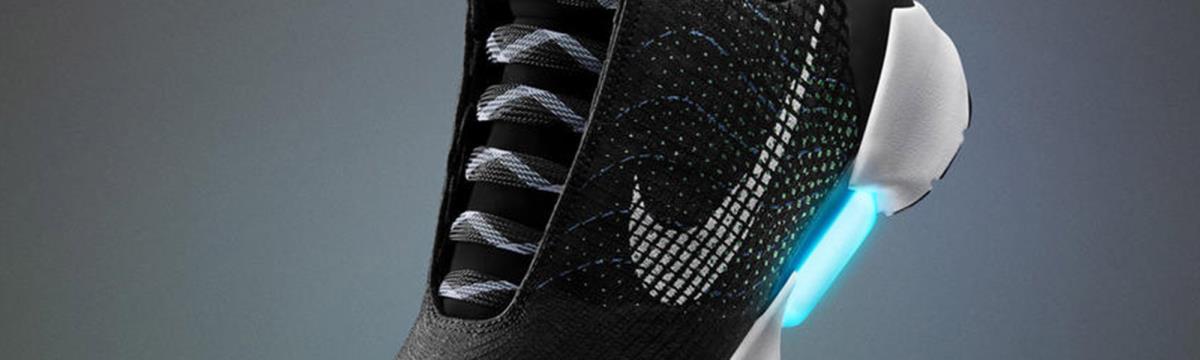 Az álom valóra vált: a Nike kijött az önbefűzős cipővel