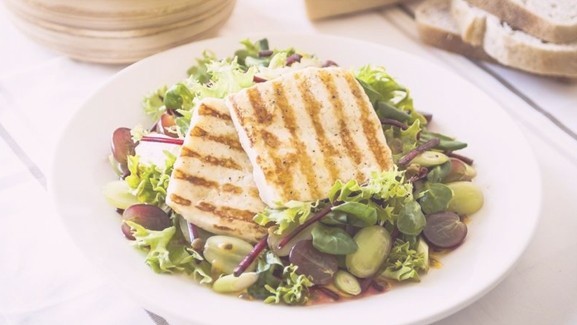 Grillezett sajt salátával – egészségesen istenit 10 perc alatt!