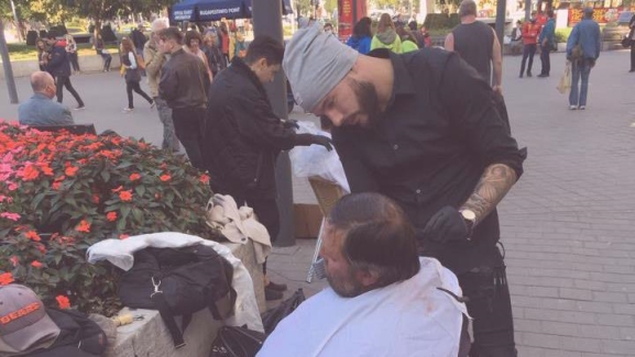 Budapesti fodrászok hajléktalanok haját vágták a Deák téren – miniinterjú