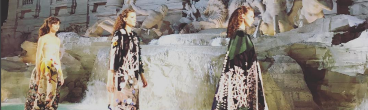 A Fendi a Trevi-kúton tartotta tündérmesébe illő divatbemutatóját