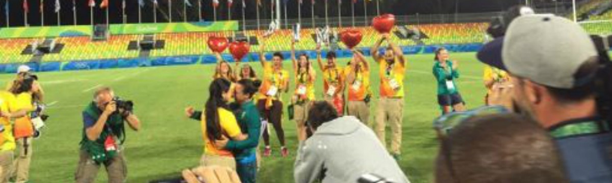 Szívmelengető eljegyzés az olimpián: a sportoló kezét a rögbipályán kérték meg!