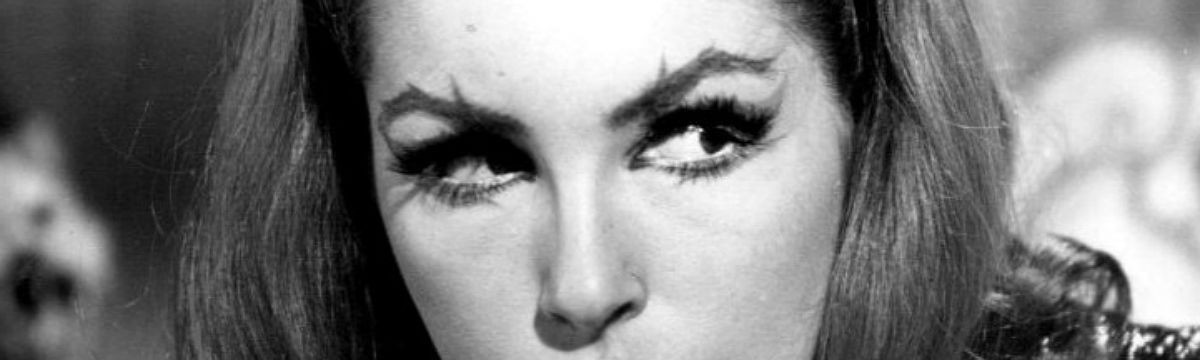 5 tény a legendásan gyönyörű „igazi” Macskanőről, Julie Newmarról