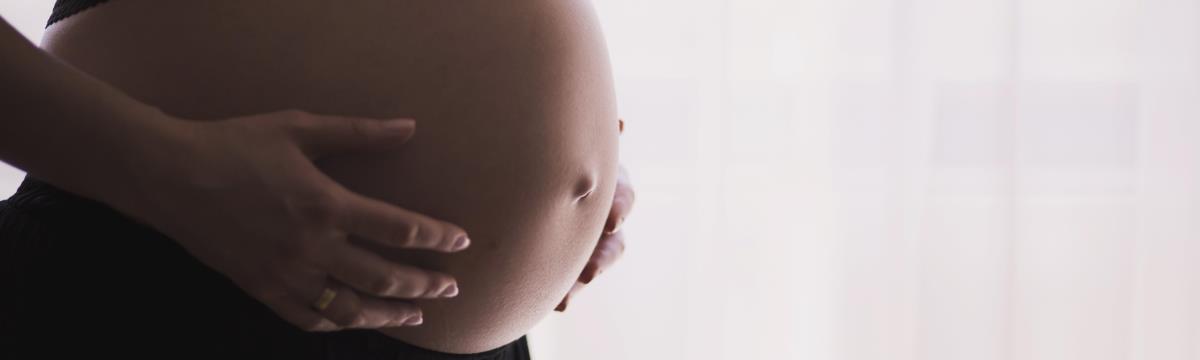 Felháborodott az internet: a kismama nagy pocakkal is bokszol