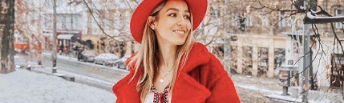 Feltűnő és nőies: piros kabátban a téli hideg ellen