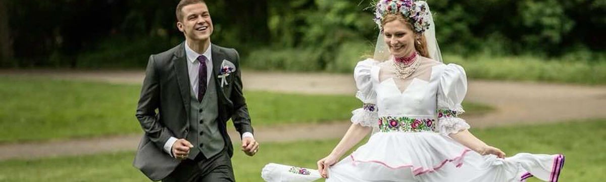 Magyar népviselet ihlette ruhában ment férjhez a Piroshka tervezője, Hegedűs Anna