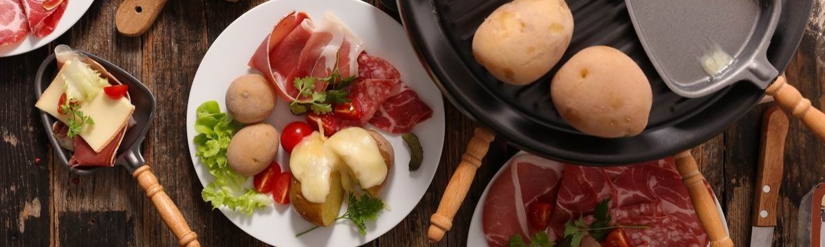 Olvadt sajt csodája egy igazi partifogásban: ez a raclette