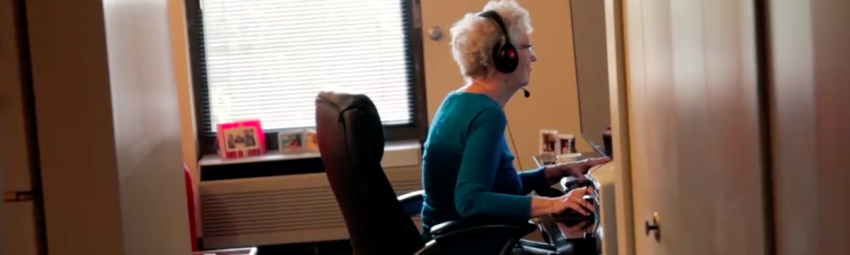 Nagyi 2017 –  videojátékozó idős hölgy a legmenőbb most